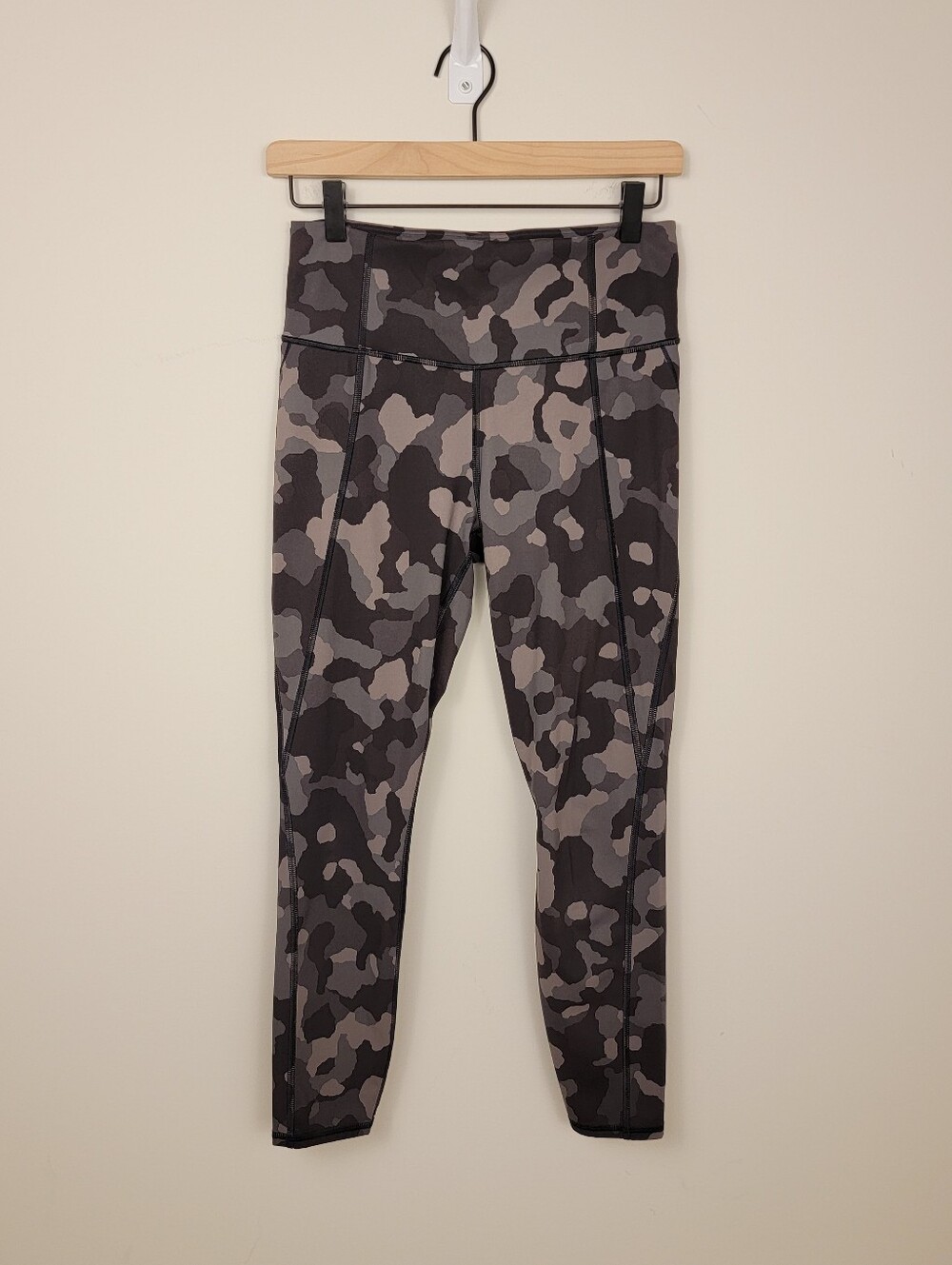 Athleta Lightning Camo High Rise 7/8 Tight Leggings Gray Black Camouflage Small